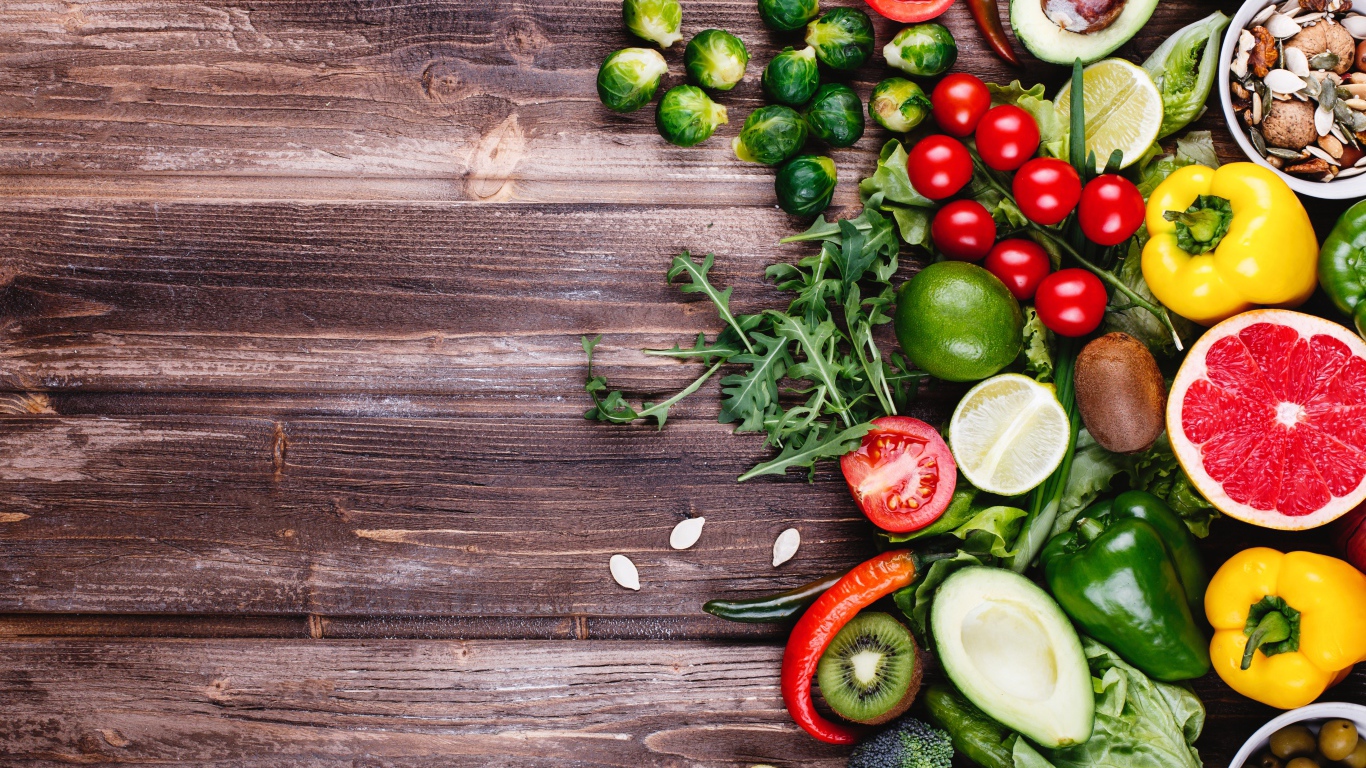 Много свежих овощей и фруктов на деревянном столе 