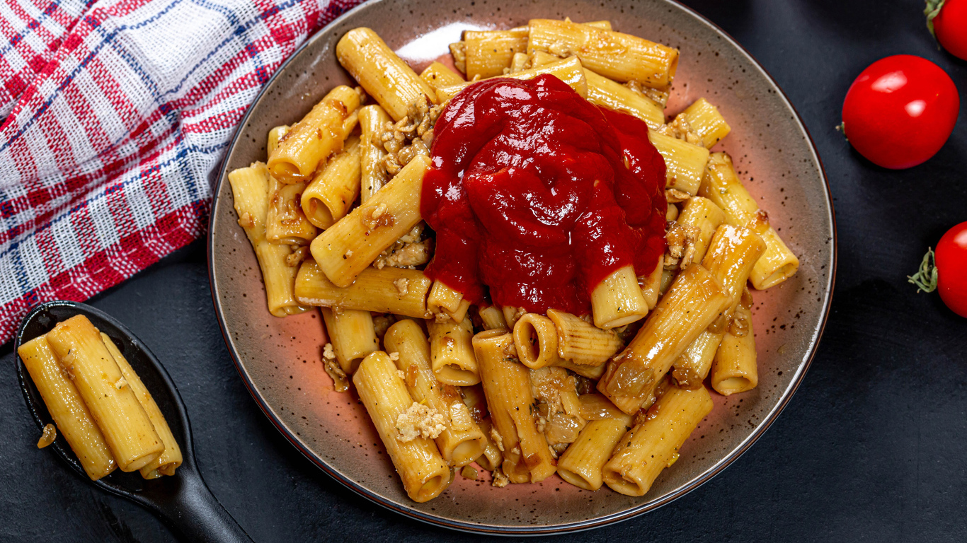 Макароны с мясом и кетчупом на столе