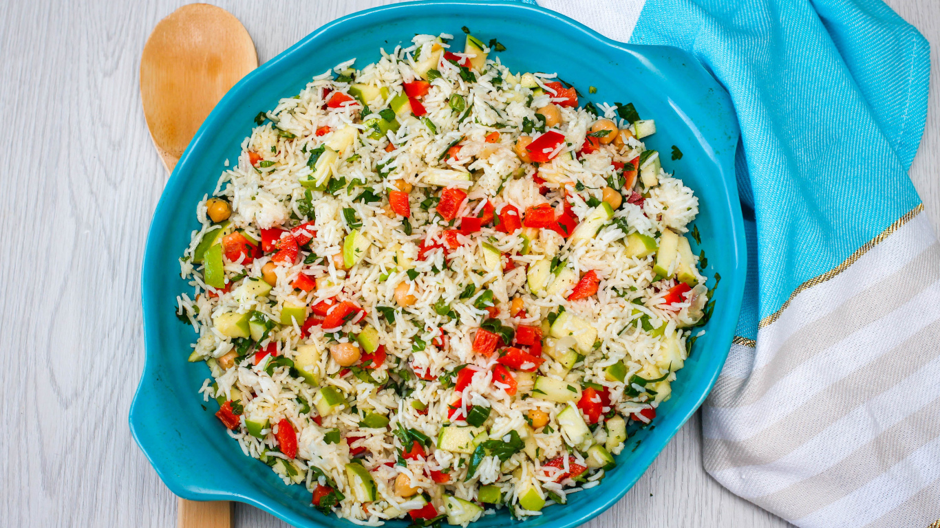 Плов с овощами в голубом казане на столе 