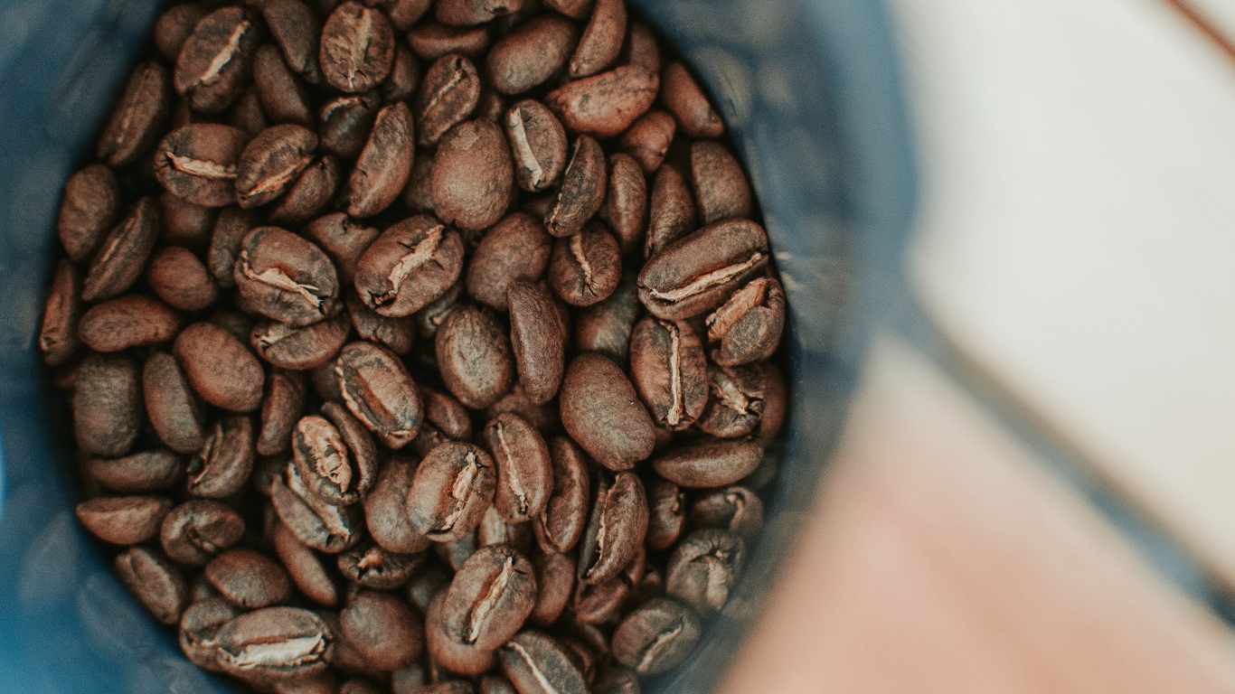 Обжаренные кофейные зерна крупным планом 