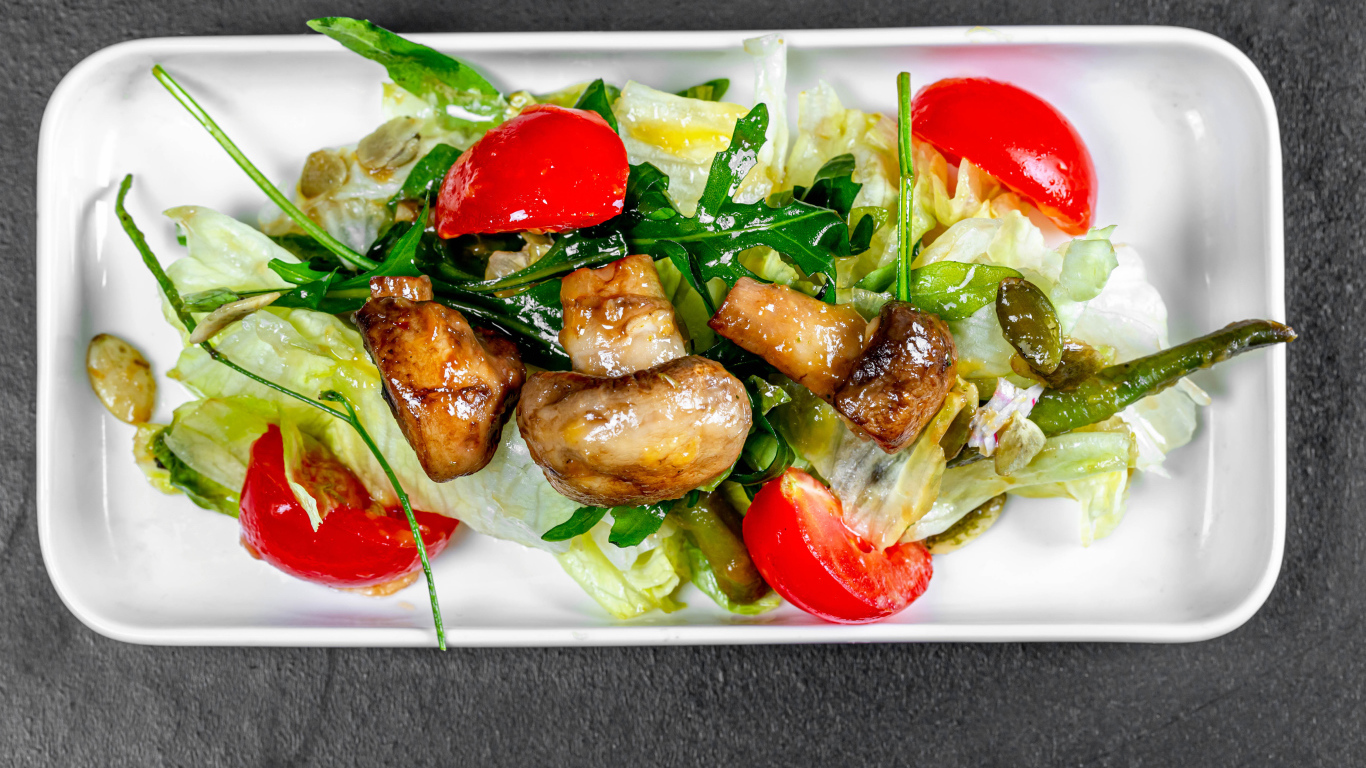 Салат с капустой, жареными шампиньонами и помидорами