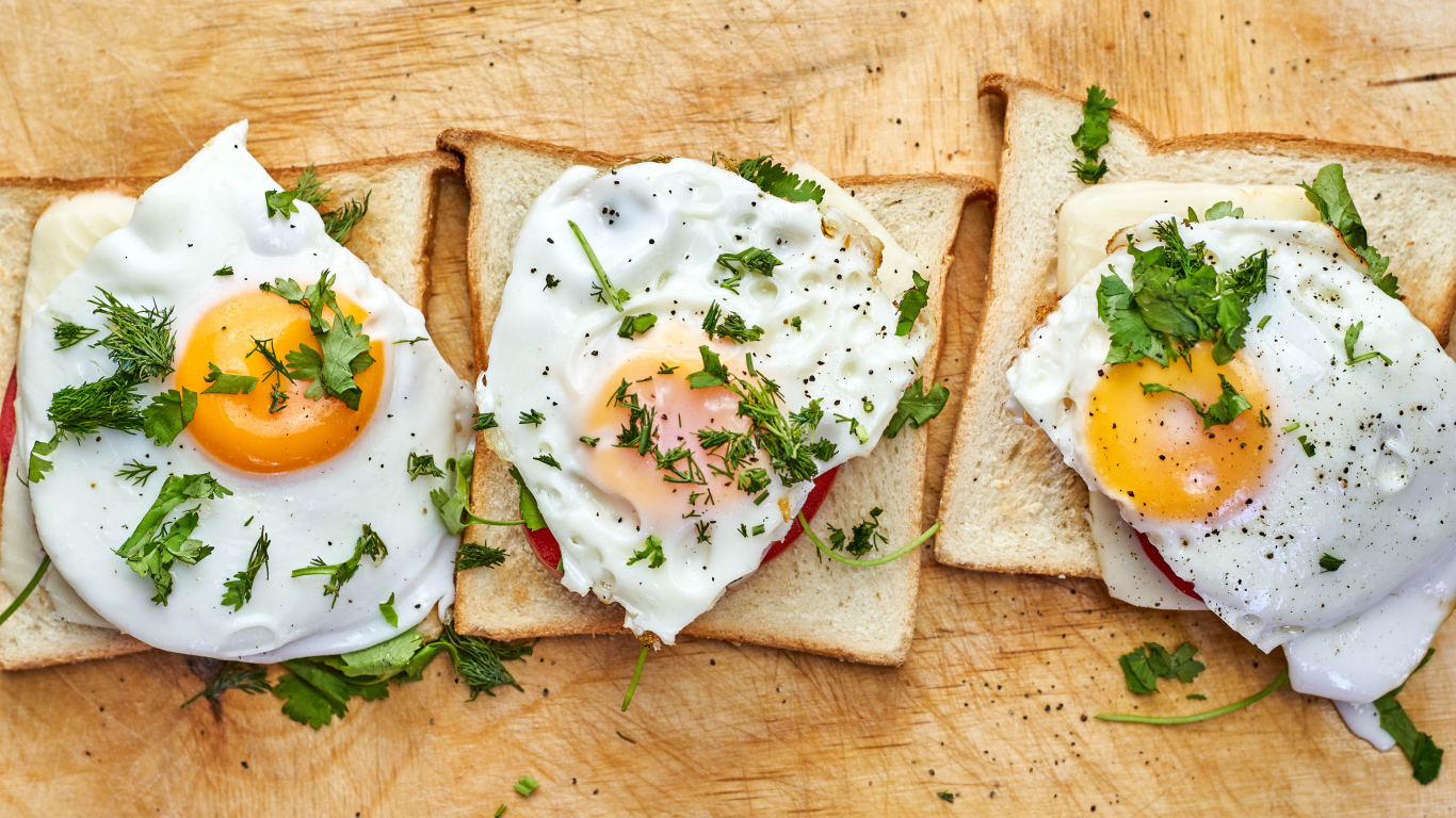 Бутерброды с яичницей, помидорами и зеленью 