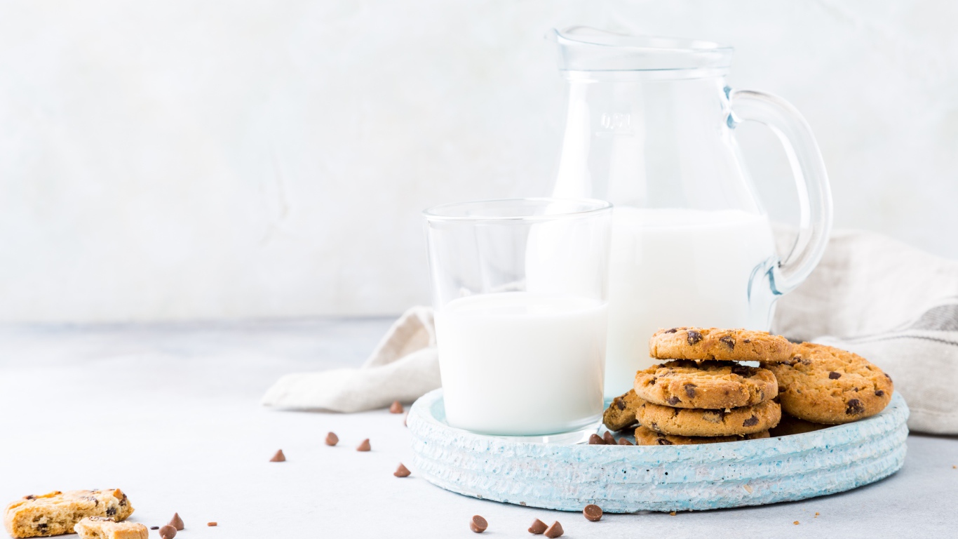 Песочное печенье с шоколадом на столе с молоком