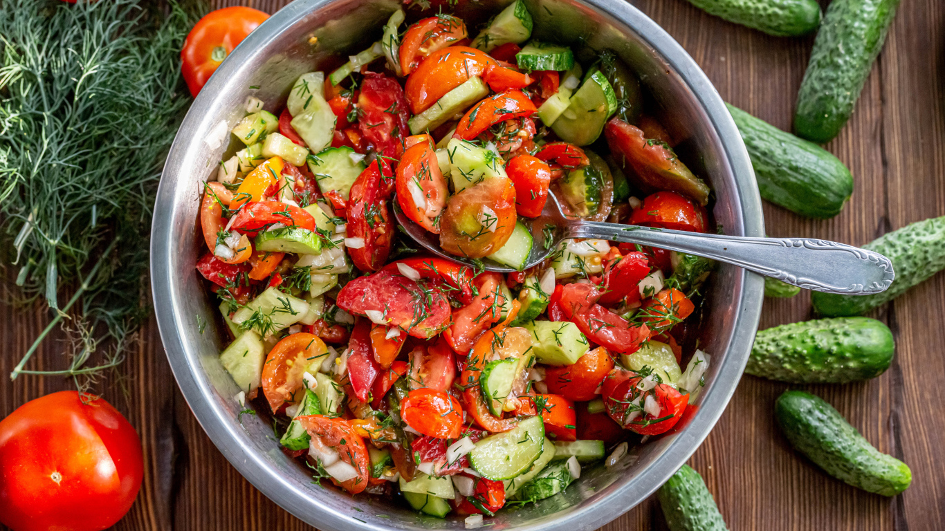 Весенний салат с помидорами и огурцами 