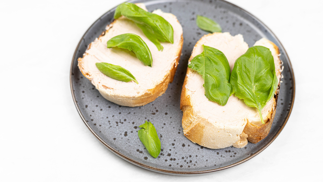 Два бутерброда с листьями базилика 