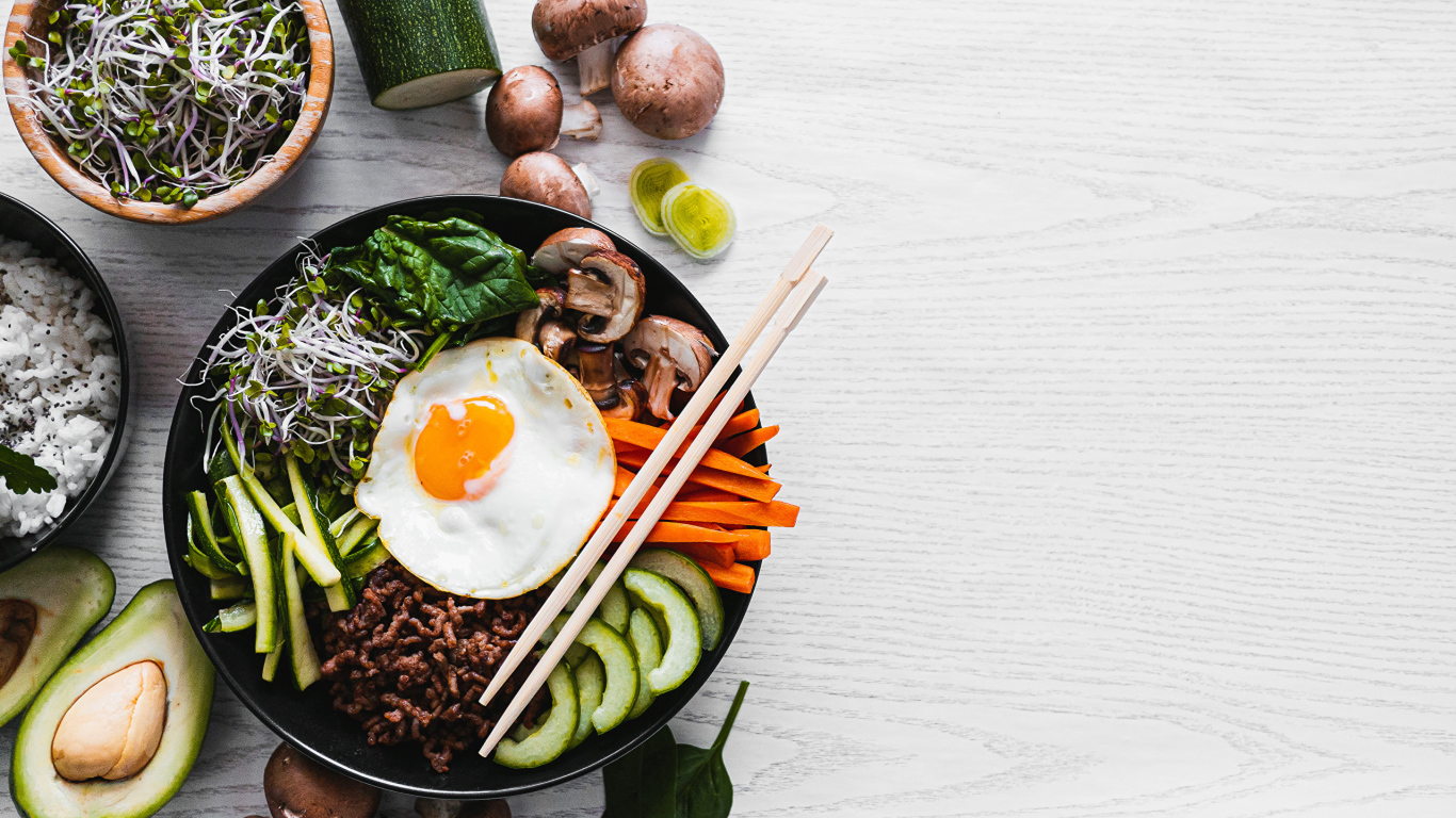 Овощи с яичницей на столе 