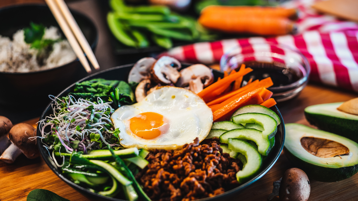 Вегетарианский завтрак на столе с овощами