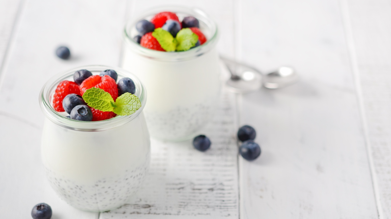 Йогурт в баночке с семенами годжи и ягодами черники и малины