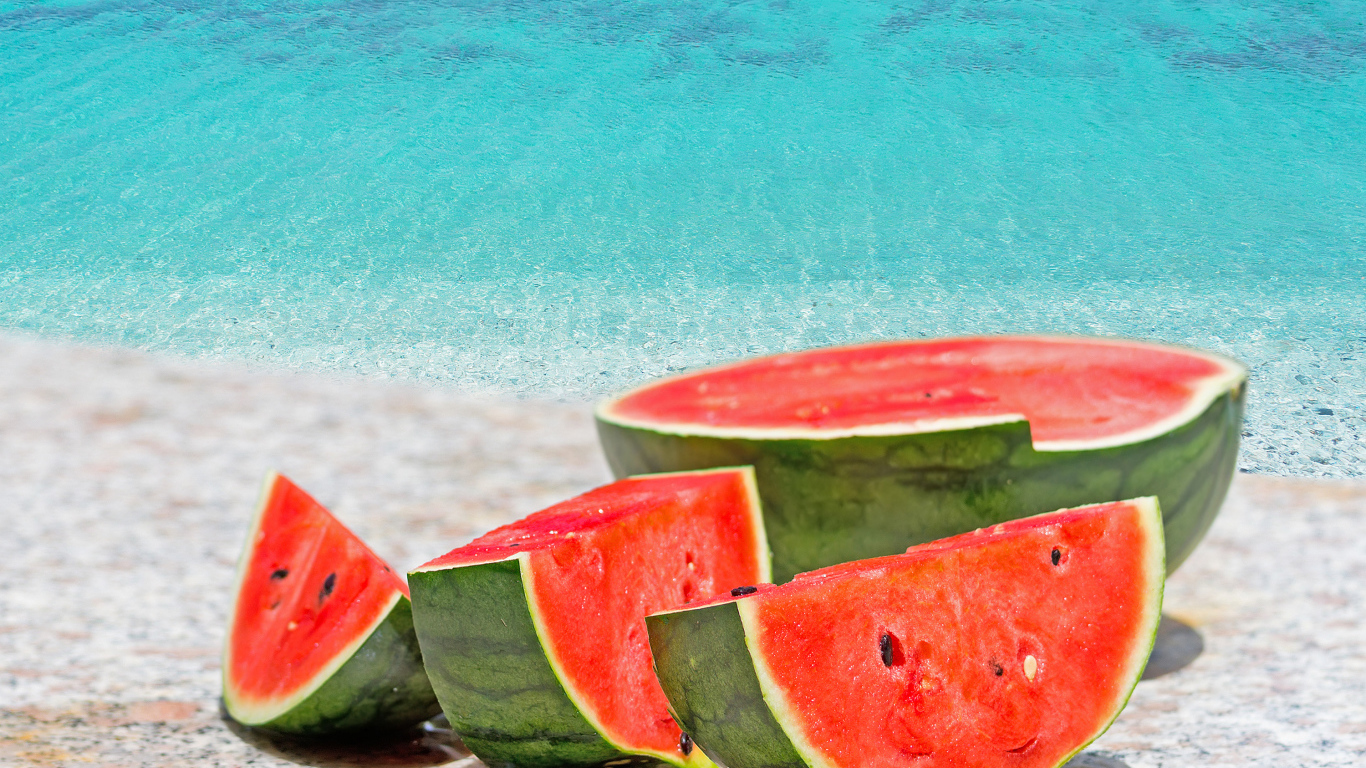 Аппетитный красный арбуз у воды
