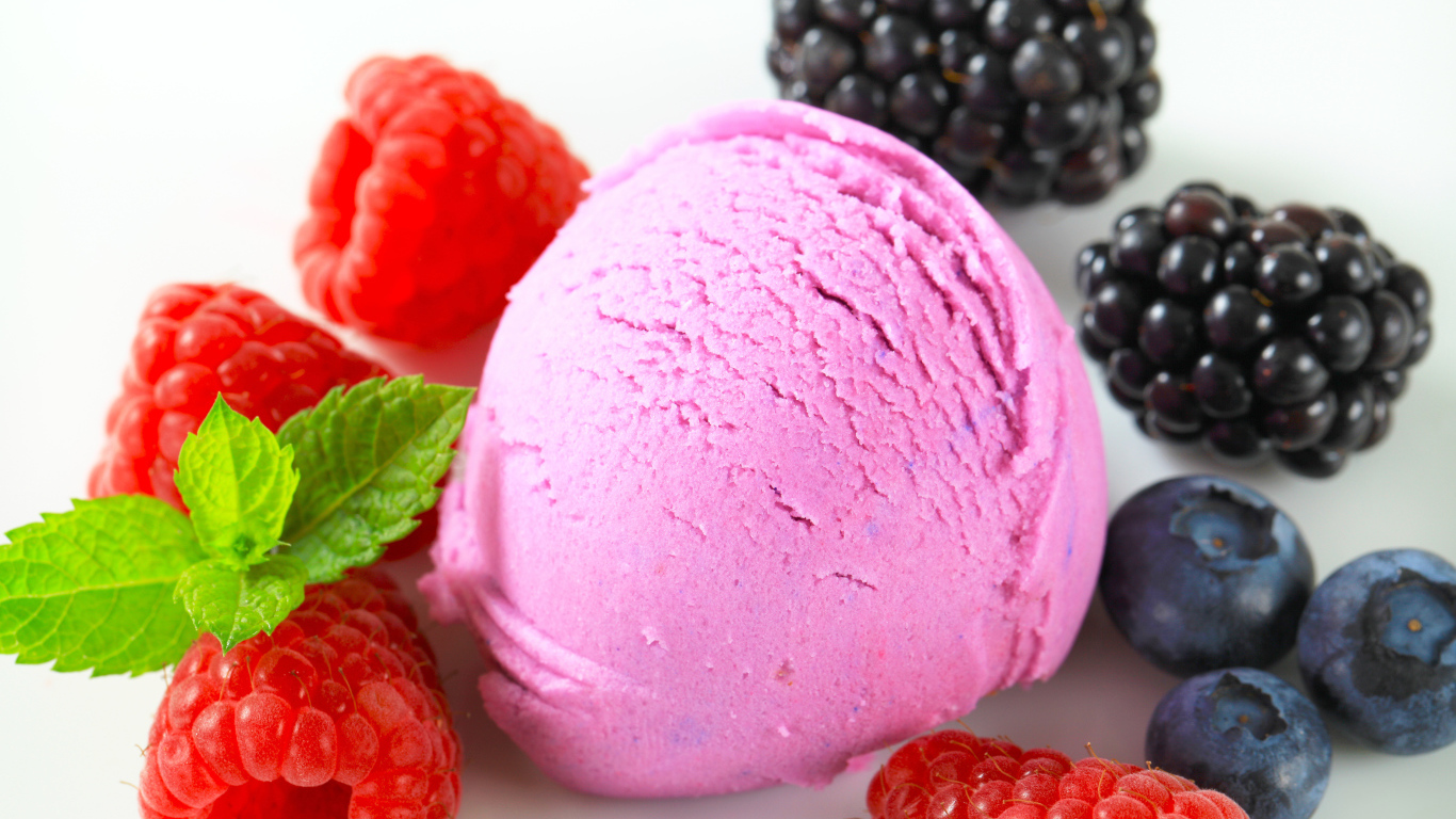 Шарик мороженого с ягодами малины, черники и ежевики 