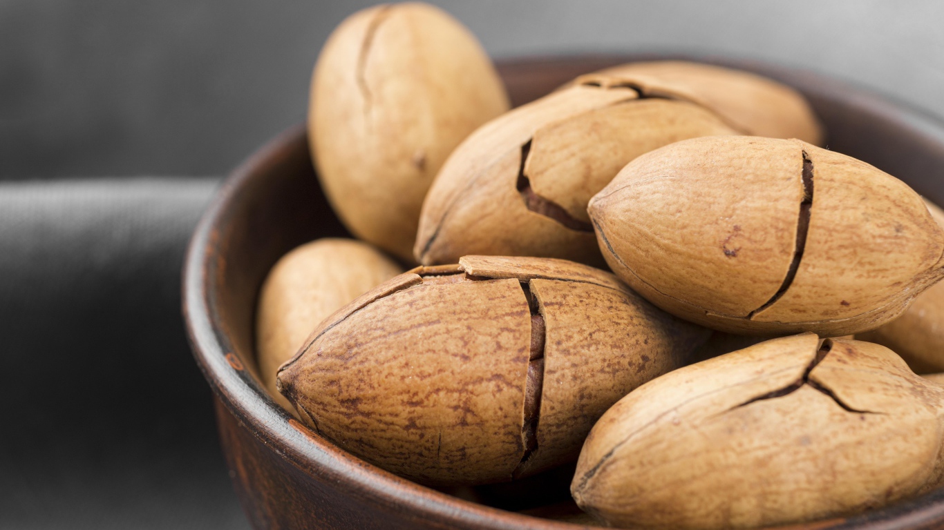 Треснувшие орехи пекан