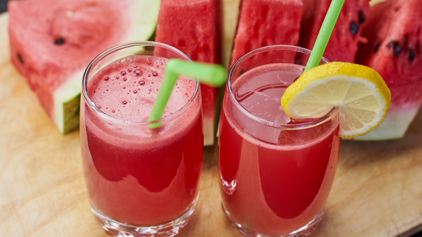 Свежий арбузный сок в стаканах на столе