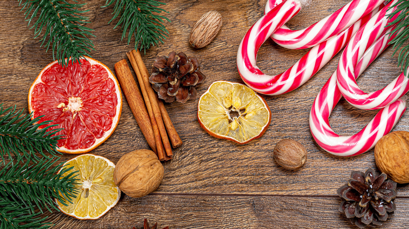 Леденцы на столе с орехами, корицей и апельсинами