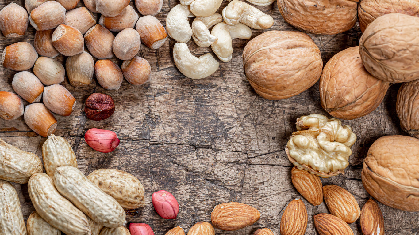 Много различных орехов на деревянном столе