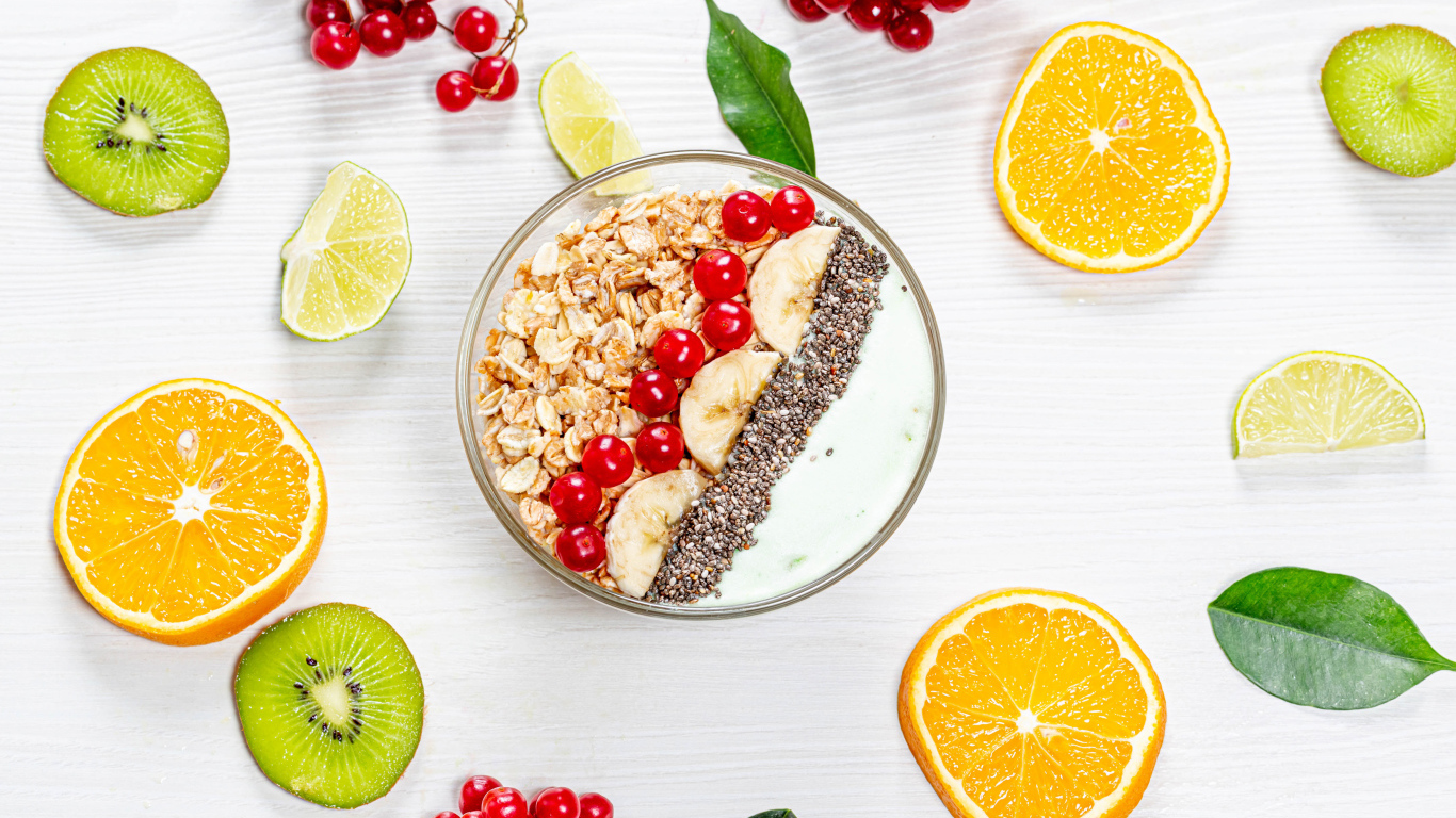 Мюсли на столе с калиной и цитрусовыми фруктами