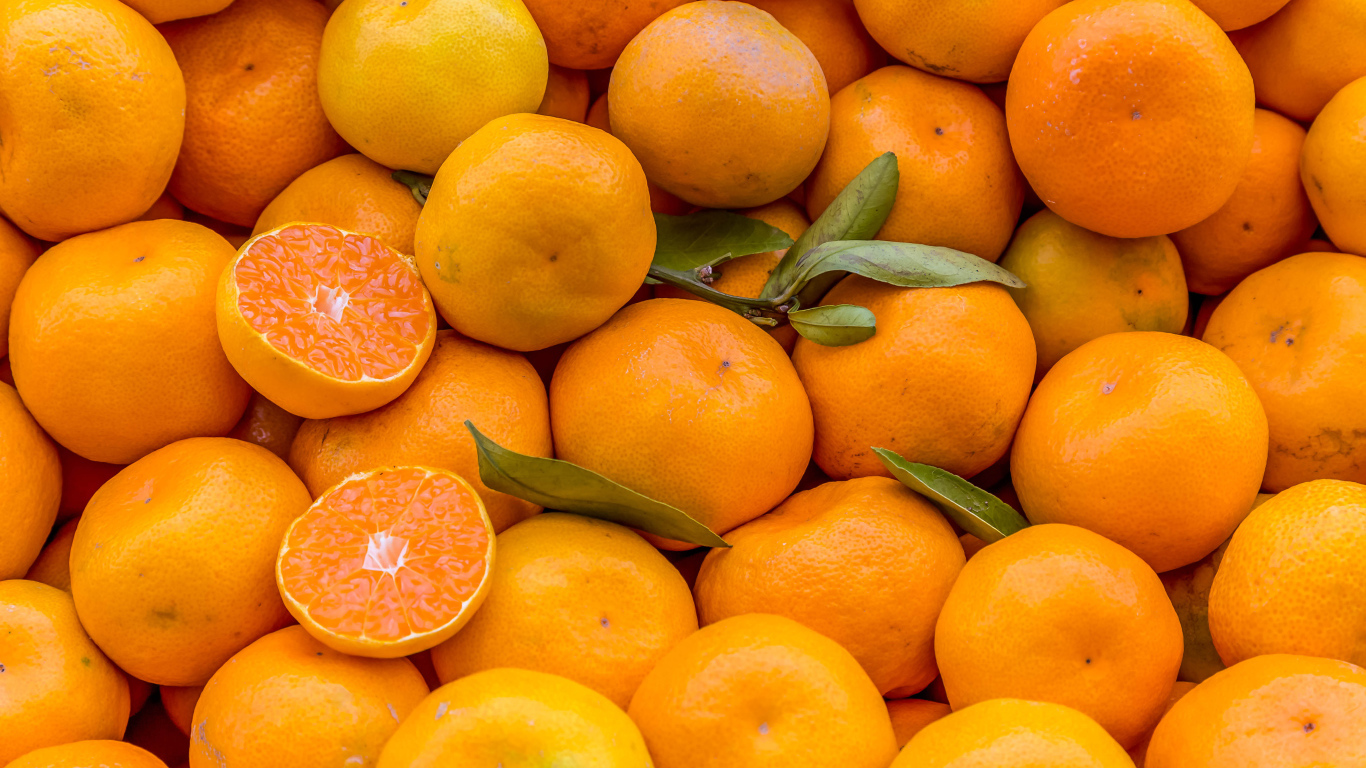 Оранжевые спелые мандарины крупным планом 