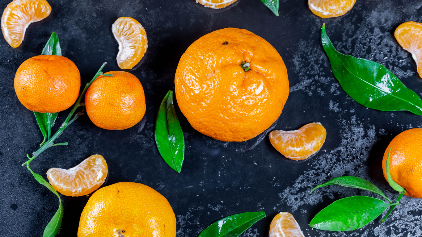 Оранжевые мандарины на мокрой поверхности 