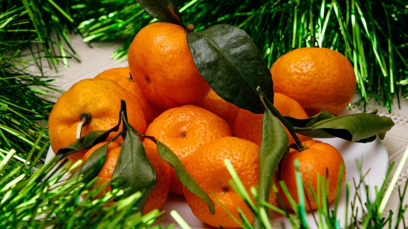 Оранжевые мандарины с мишурой 