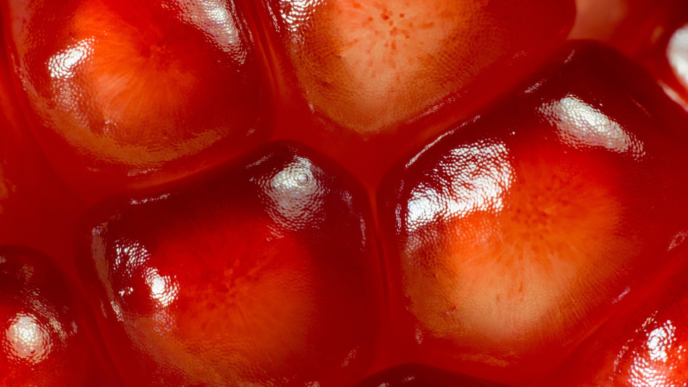 Красные зерна граната крупным планом 