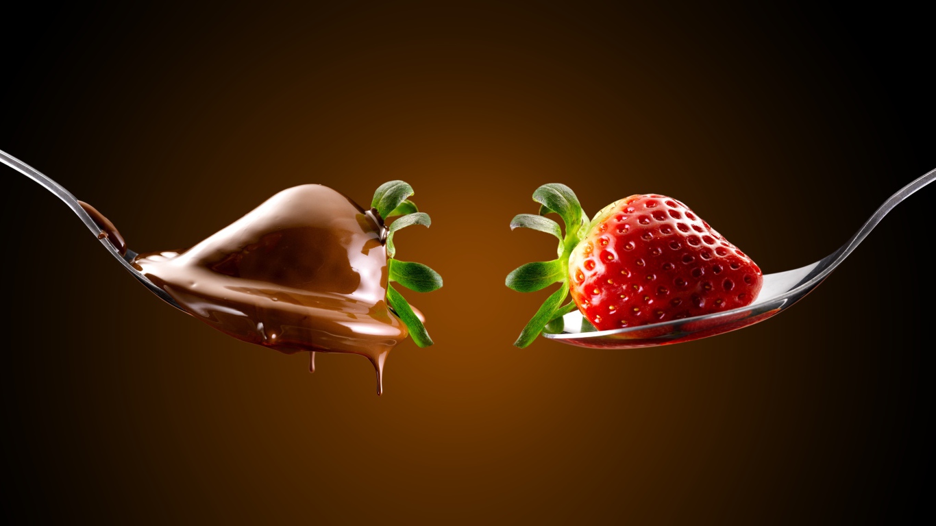 Красная клубника и в шоколаде на ложках 