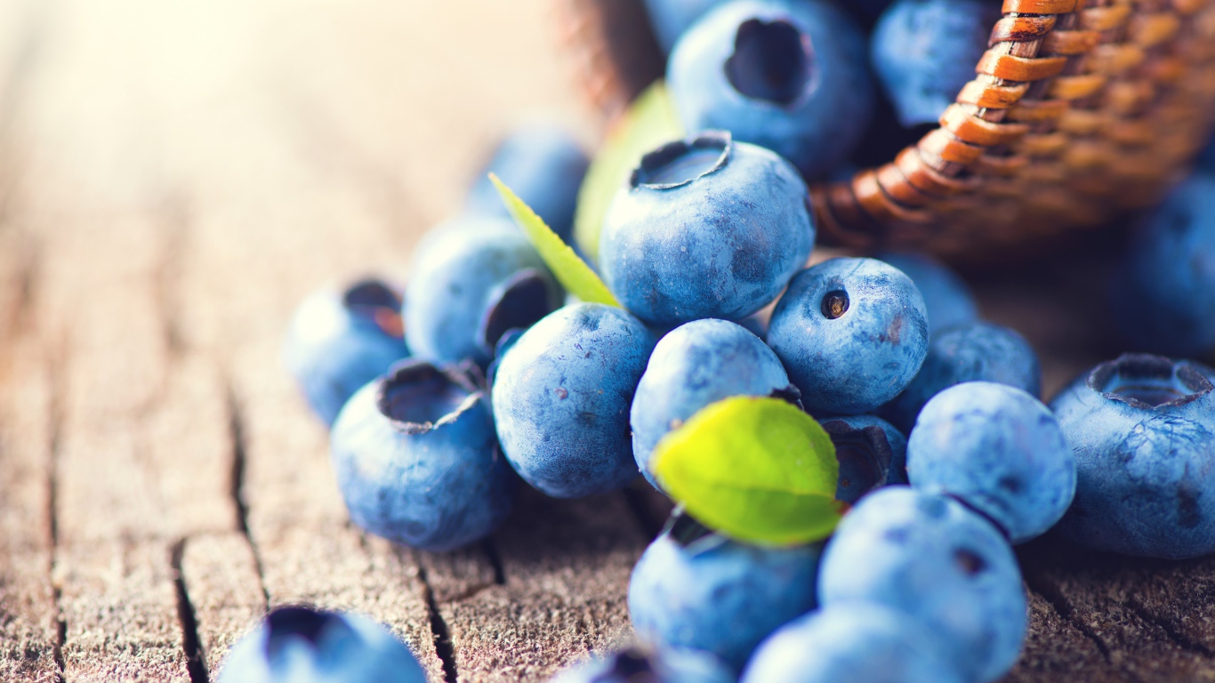 Спелые сочные ягоды черники на столе 