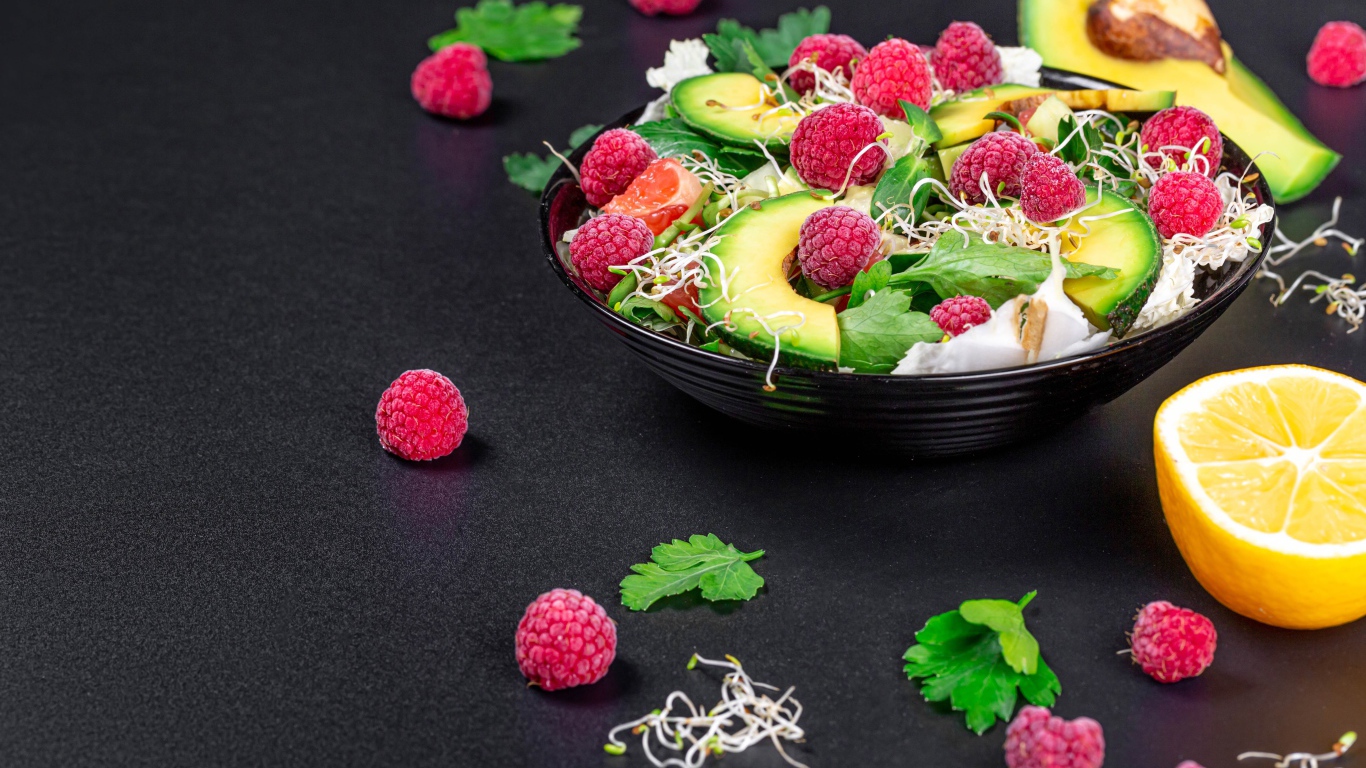 Салат из зелени, проросших зерен, малины и авокадо 