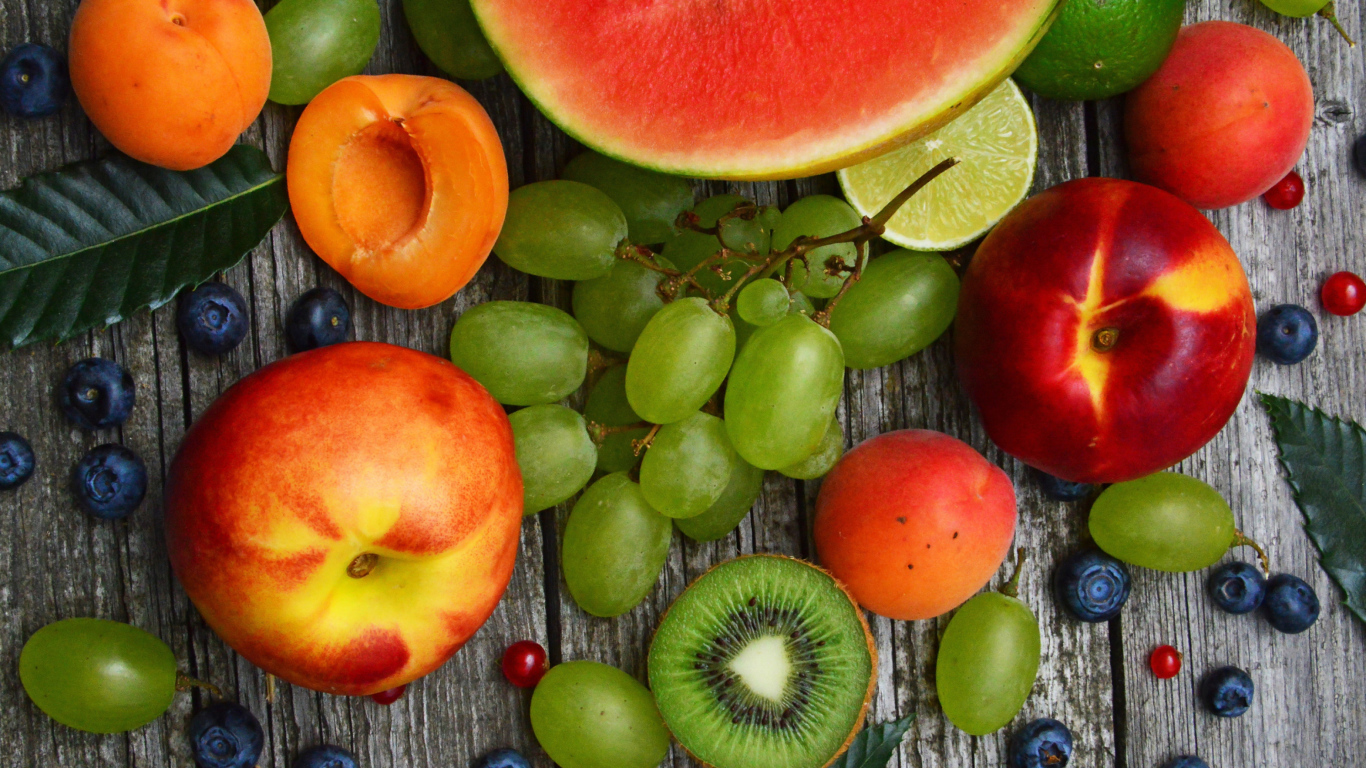 Вкусные спелые фрукты и ягоды на столе