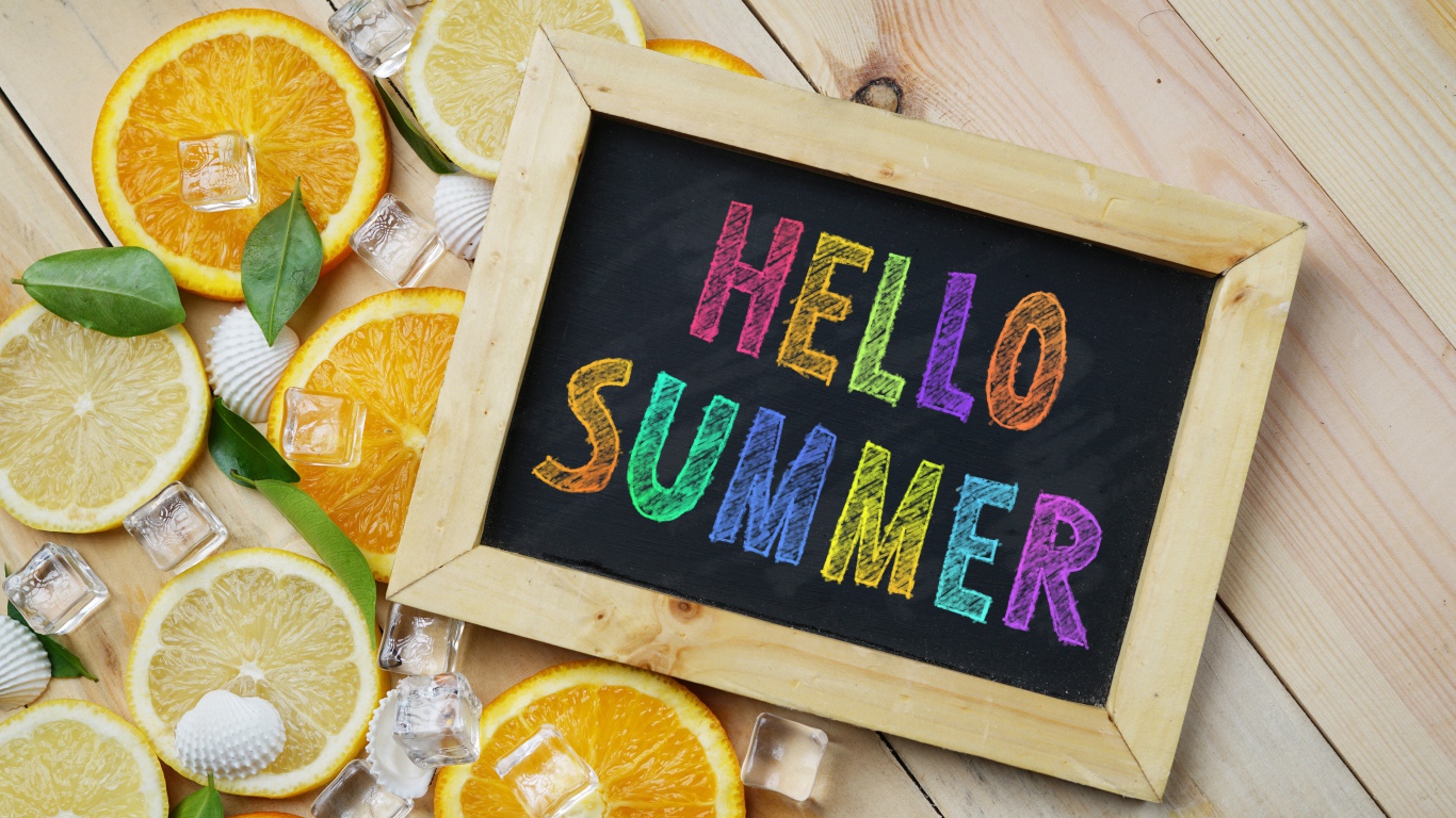 Надпись привет лето на столе с кусочками лимона и апельсина со льдом