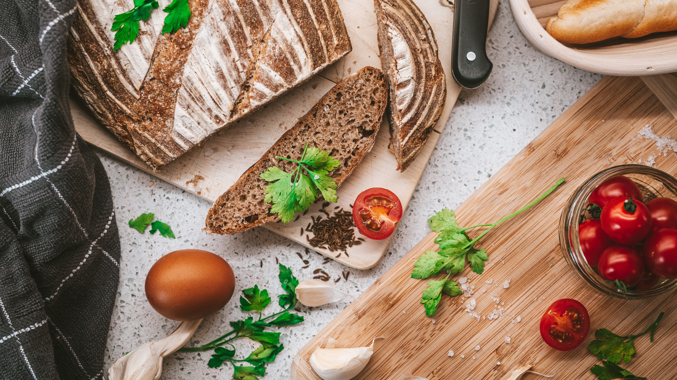 Ржаной хлеб на столе с помидорами  и специями 