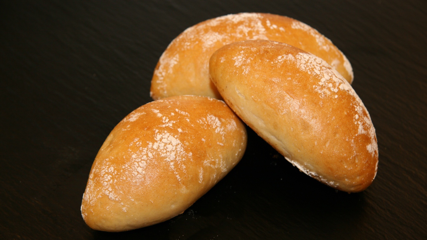 Три свежие булочки на столе 