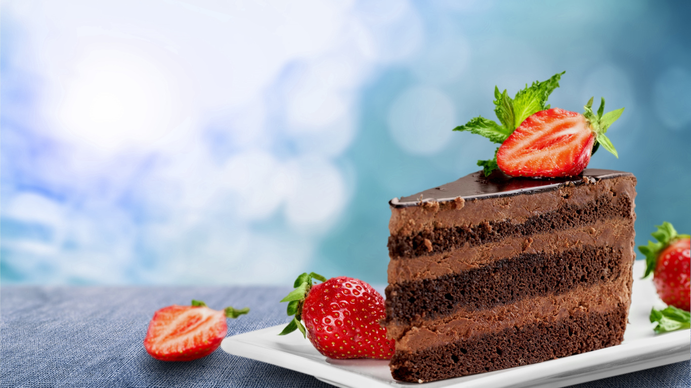 Кусок аппетитного торта с шоколадным кремом и клубникой 