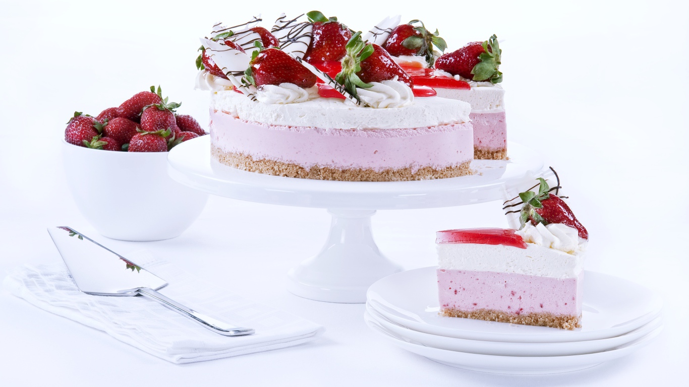 Аппетитный праздничный торт с клубникой на столе 