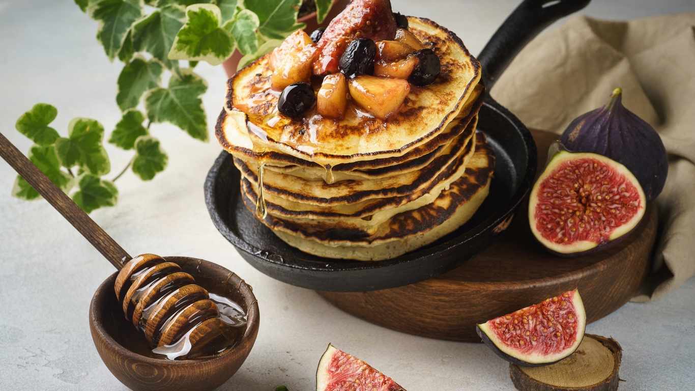 Аппетитные румяные оладьи с медом и фруктами 