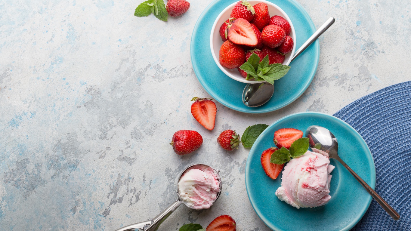 Ягодное мороженое на тарелке с ягодами клубники 