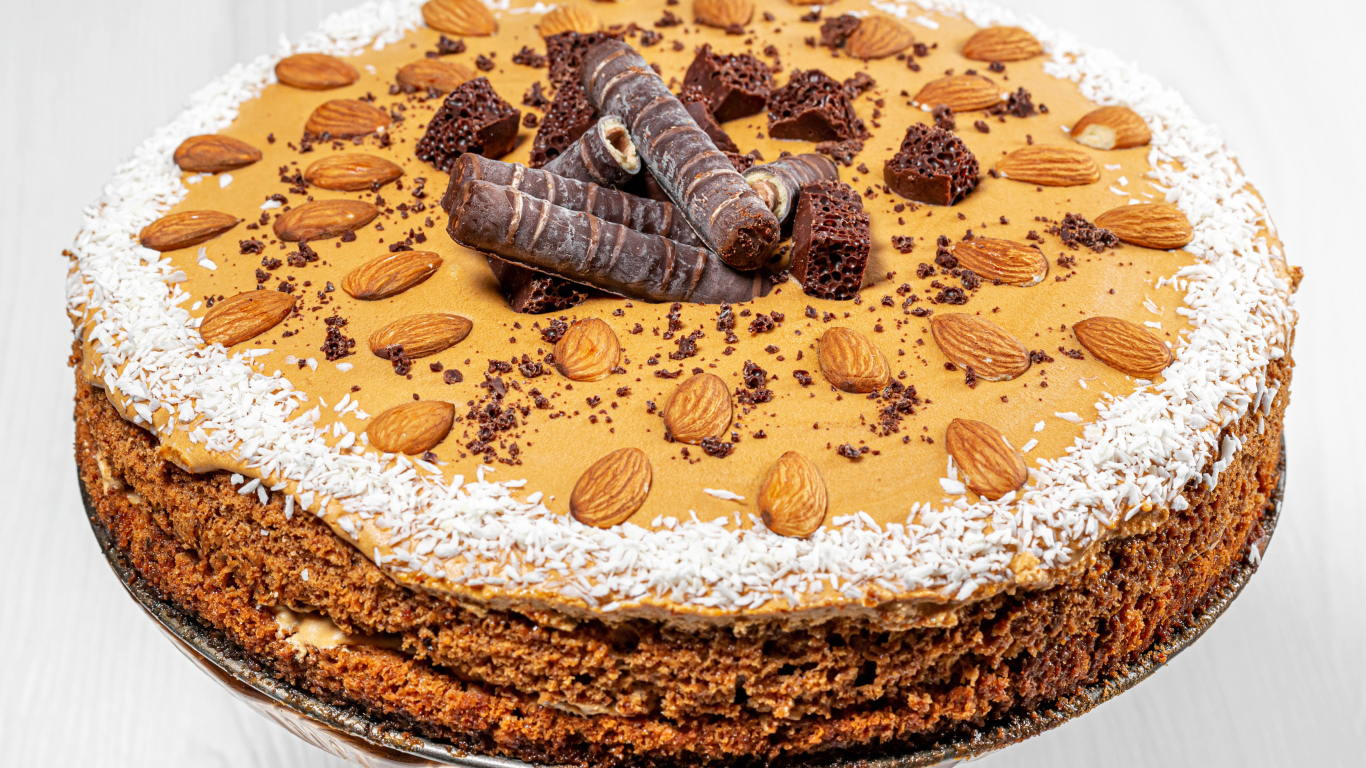 Большой торт со сгущенкой, орехами и шоколадом  на столе