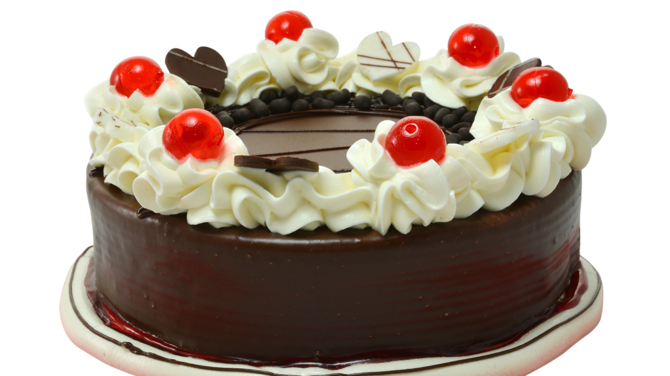 Торт в шоколаде украшен сливками на белом фоне