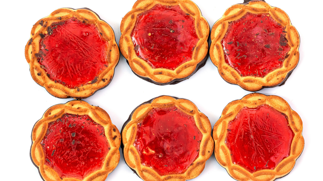 Пирожное с джемом на белом фоне