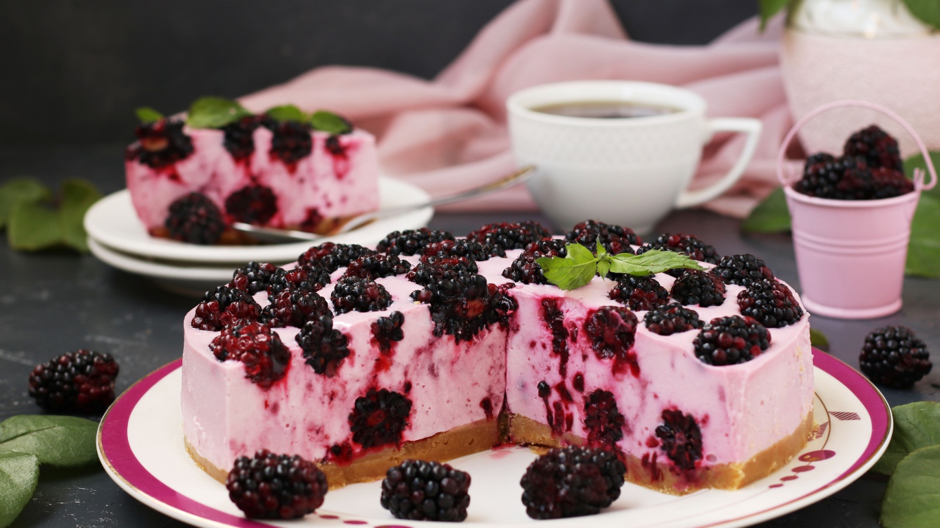 Чизкейк с ягодами ежевики на большой тарелке 