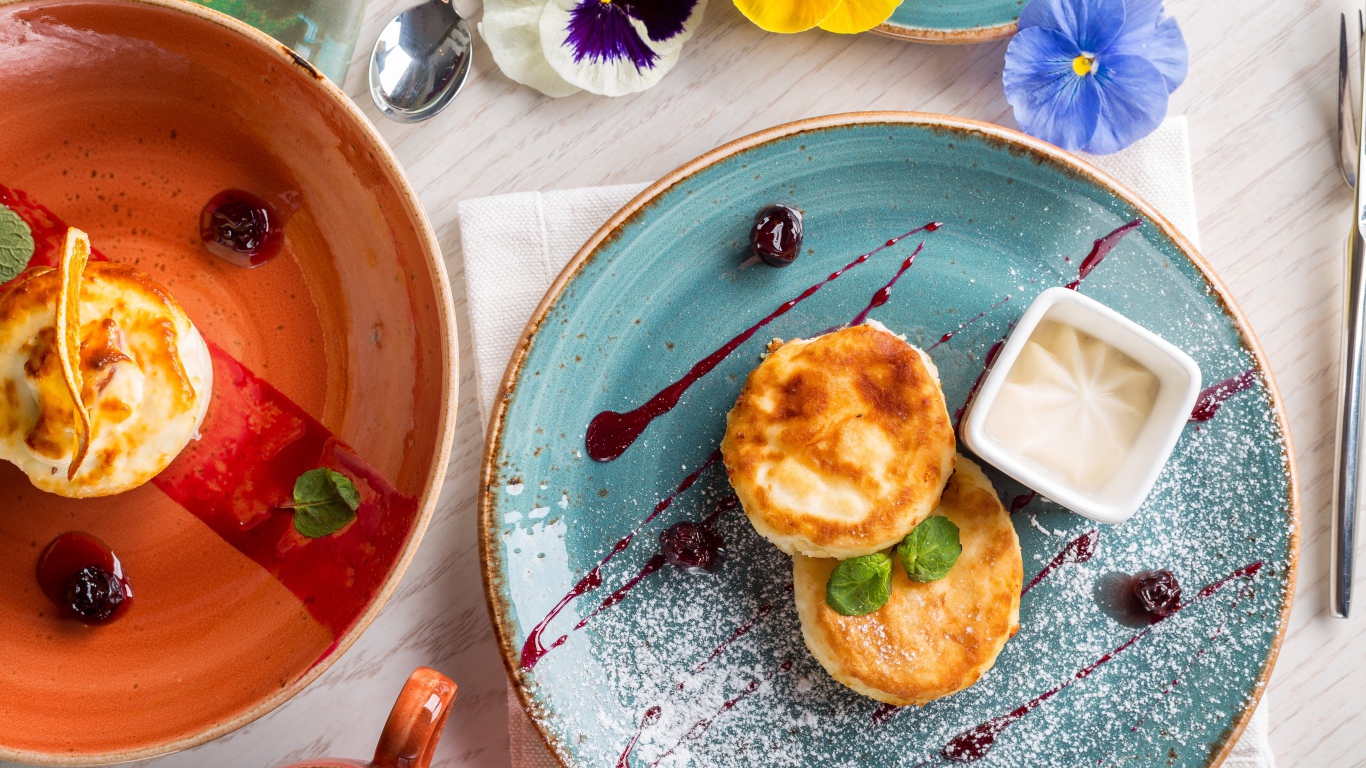 Сырники на тарелке с джемом 