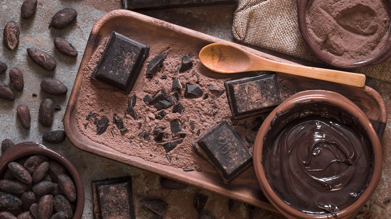 Шоколад на столе с какао зернами 