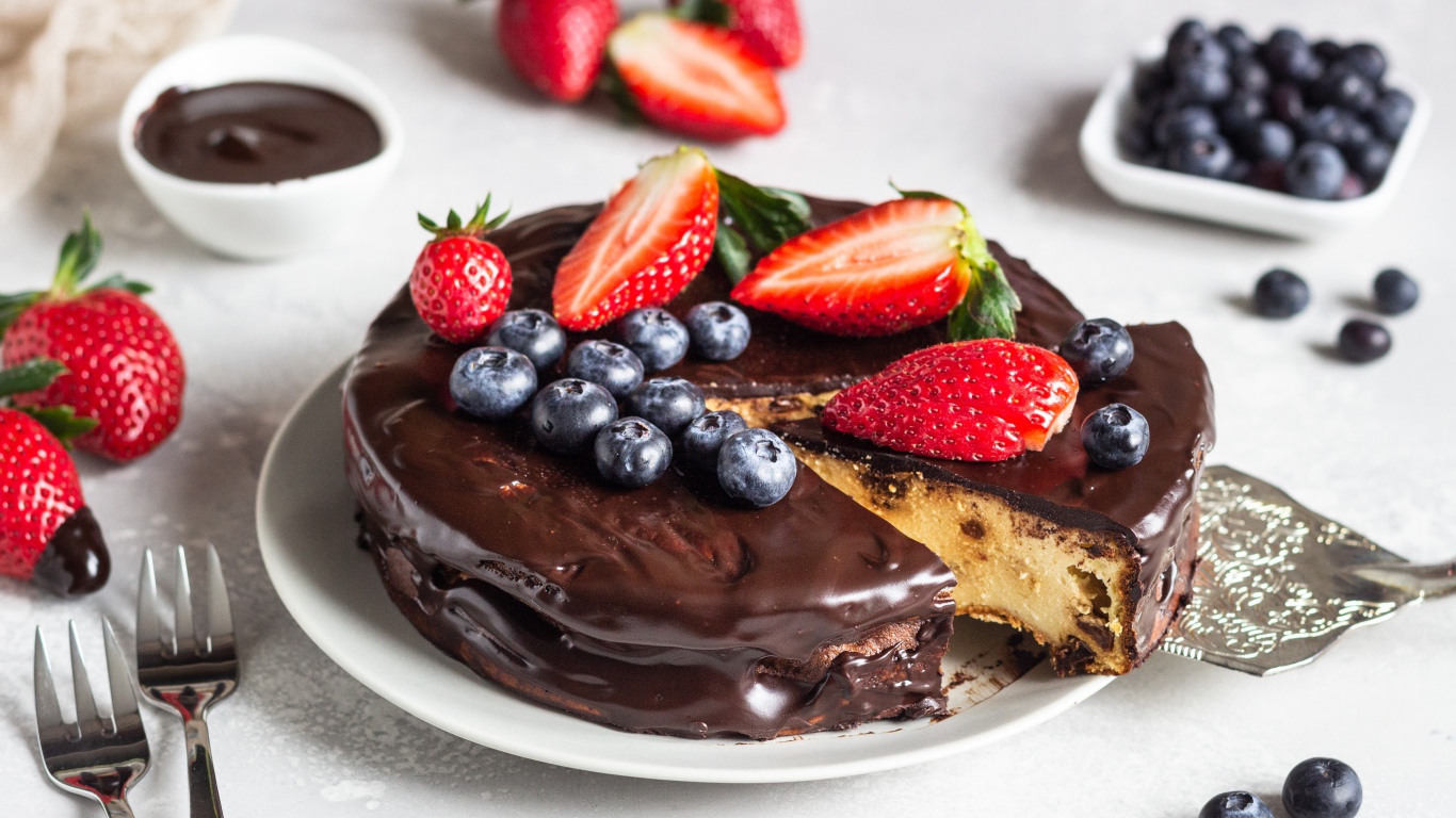 Пирог в шоколаде с ягодами черники и клубники 