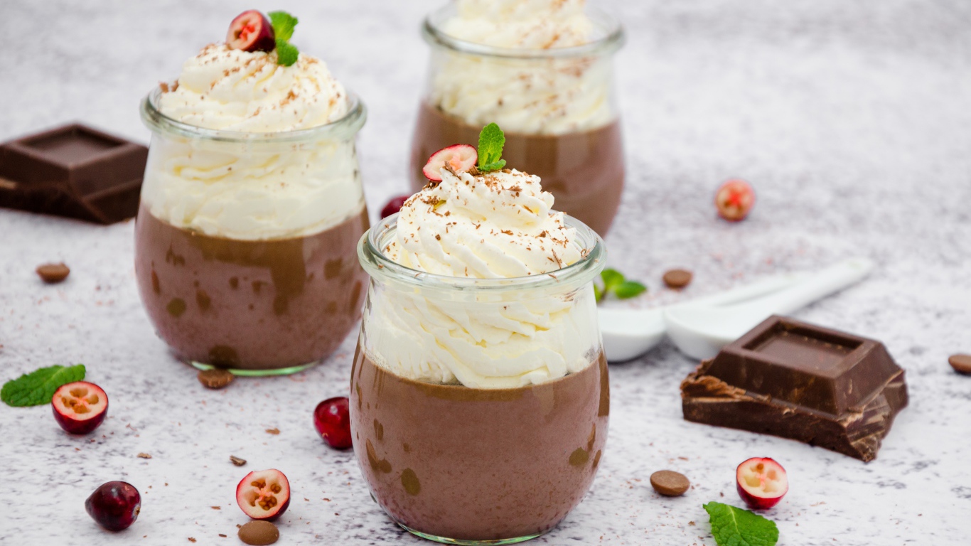 Шоколад со сливками в баночках на столе 