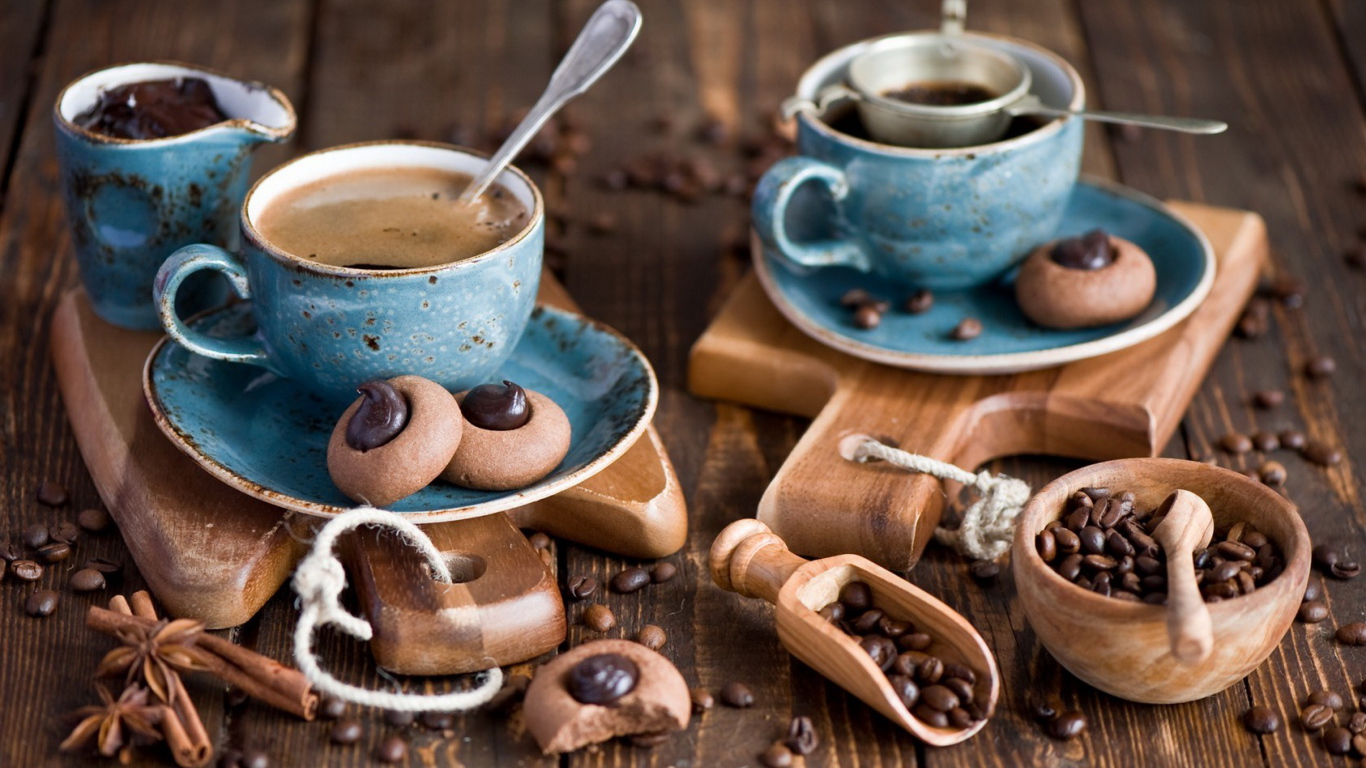 Кофе на столе с печеньем и кофейными зернами