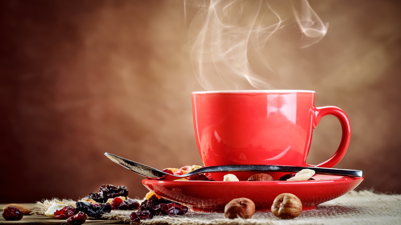 Чашка горячего кофе на столе с сухофруктами
