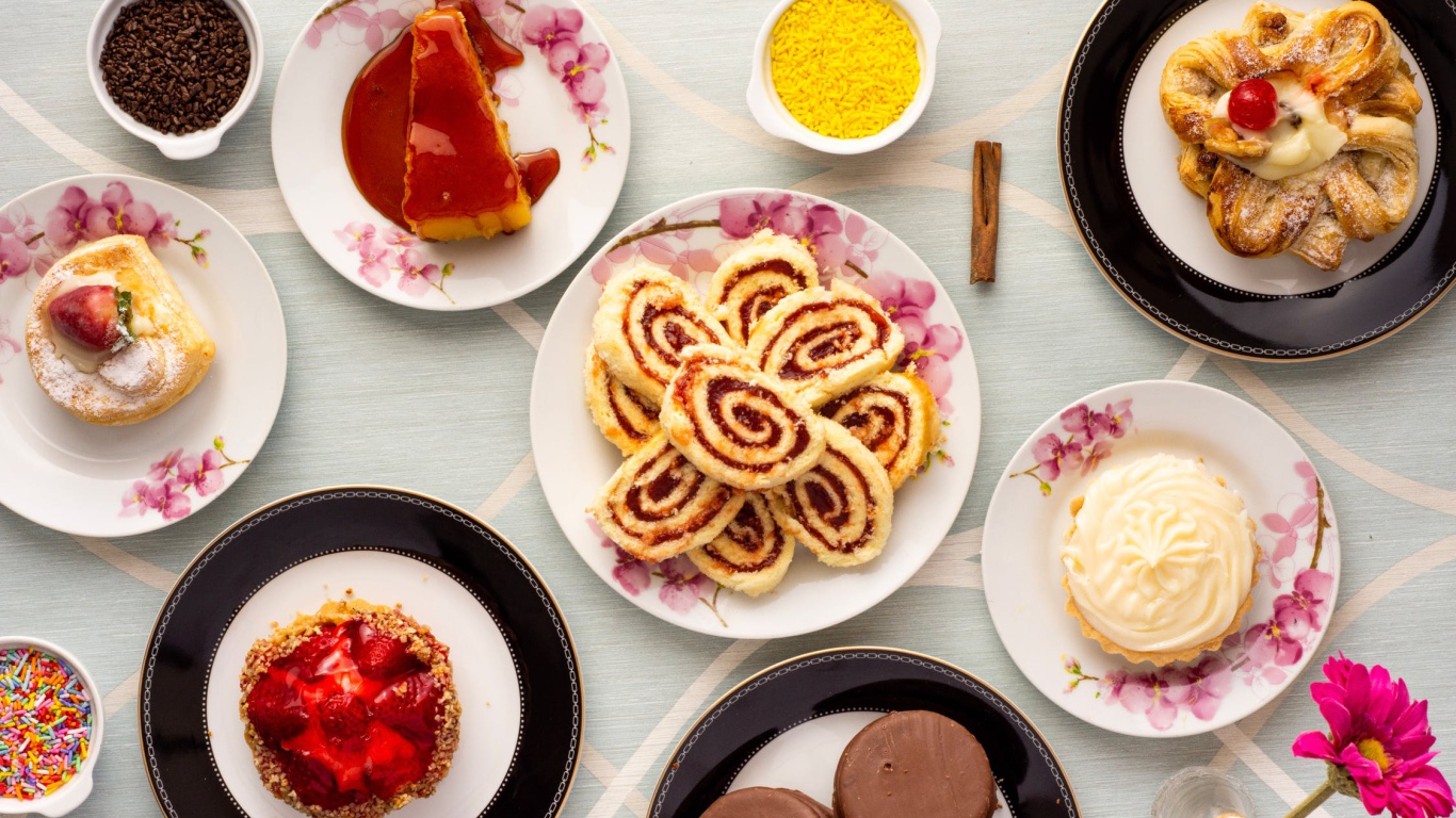 Вкусные аппетитные десерты на столе