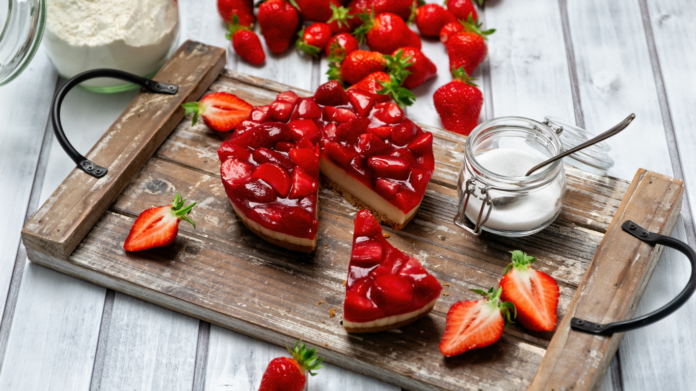 Вкусный чизкейк на столе со свежей клубникой 