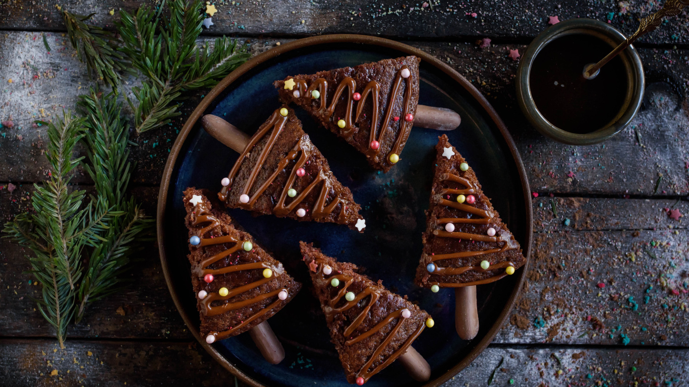 Вкусное шоколадное печенье с еловыми ветками и кофе на столе