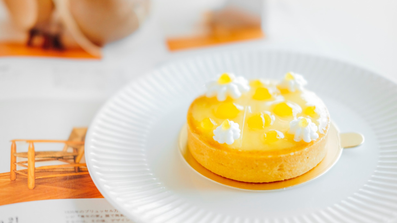 Вкусный творожный десерт на белой тарелке