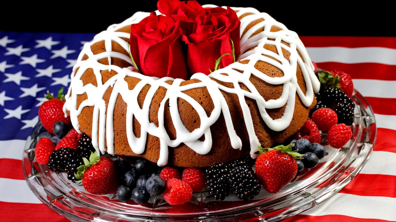 Вкусный пирог на блюде с ягодами и розами