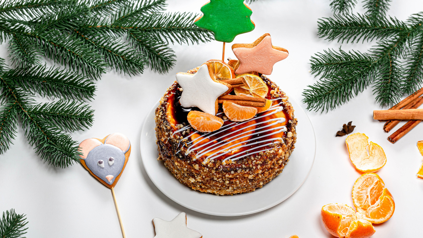 Праздничный торт на столе с мандаринами и еловыми ветками